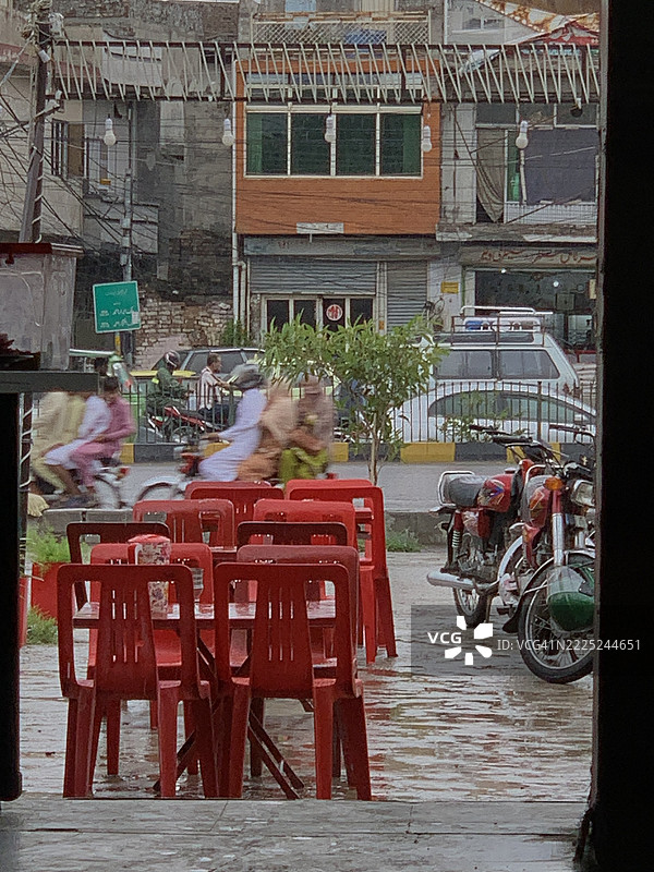 拉瓦尔品第市餐厅外的空椅子在雨中图片素材