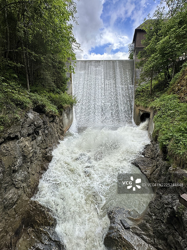 水从奥地利萨尔茨堡卡普伦的西格蒙德·图恩峡谷大坝流出图片素材