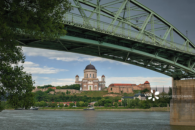 匈牙利埃斯特戈姆的河上桥梁景观图片素材