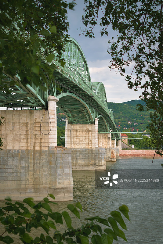 匈牙利埃斯特戈姆的河上桥梁景观图片素材