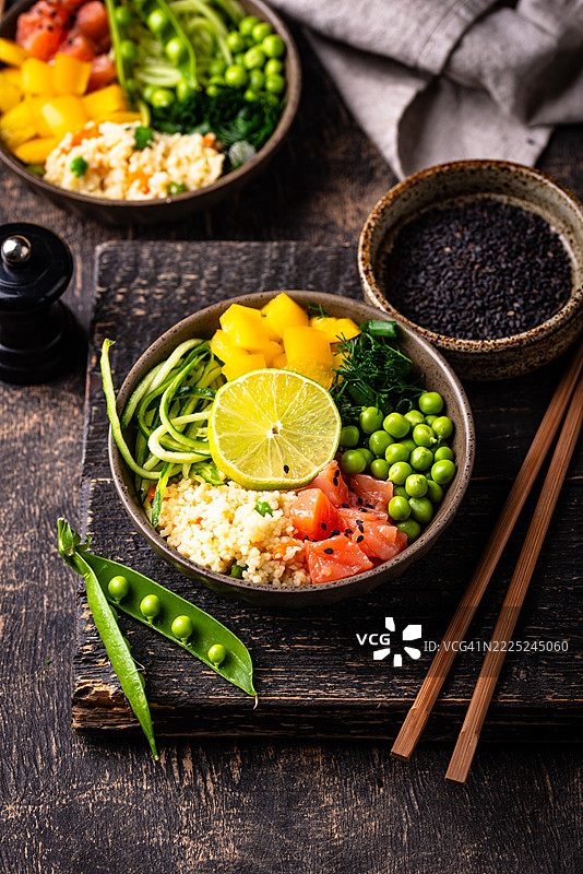 健康的三文鱼蔬菜碗图片素材