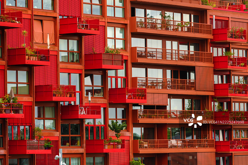 现代红色外立面与立方体阳台图片素材