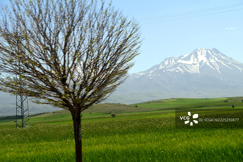 土耳其阿克萨赖的天空下的田野美景图片素材