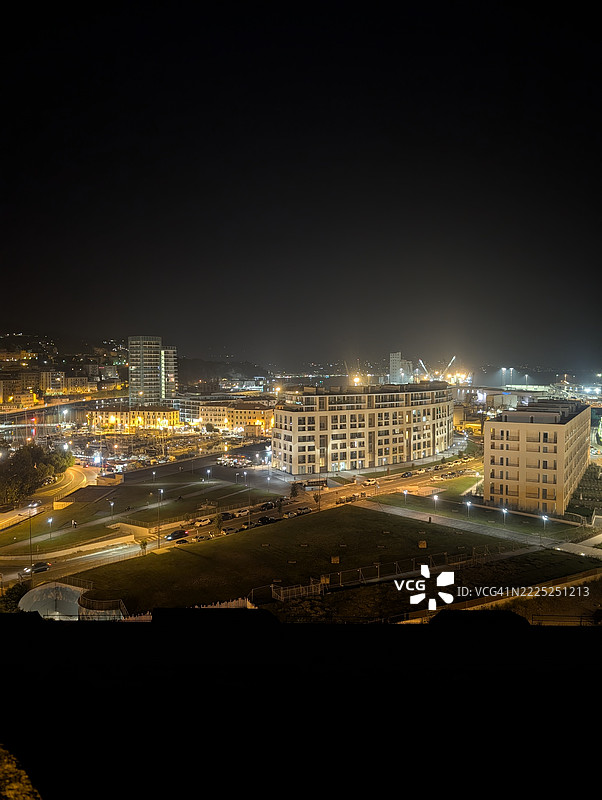 夜晚城市中照亮建筑物的高角度视图，萨沃纳省，利古里亚，意大利图片素材