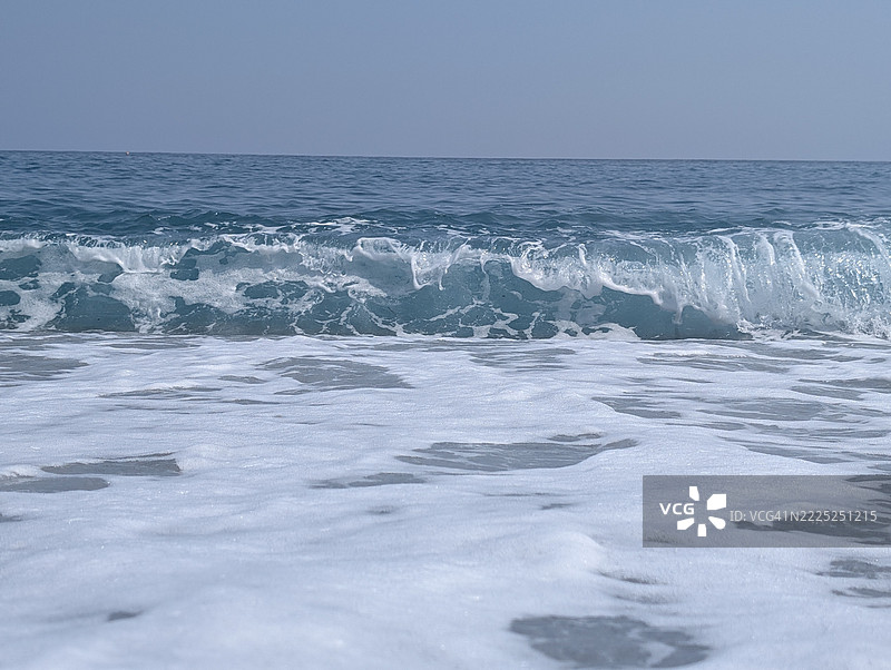 意大利利古里亚省萨沃纳的清澈天空下的海景图片素材