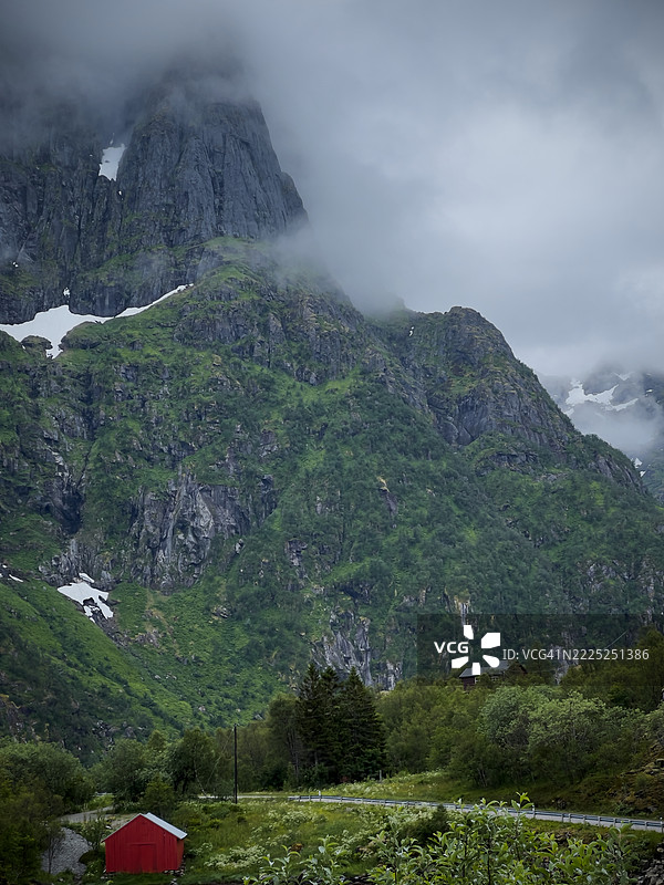 巨雾山下的红色小屋，哈德塞尔，诺尔兰，挪威图片素材