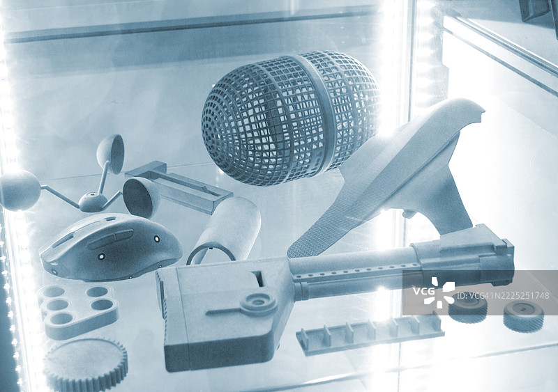 各种物体由熔融塑料粉末通过3D打印机打印而成图片素材