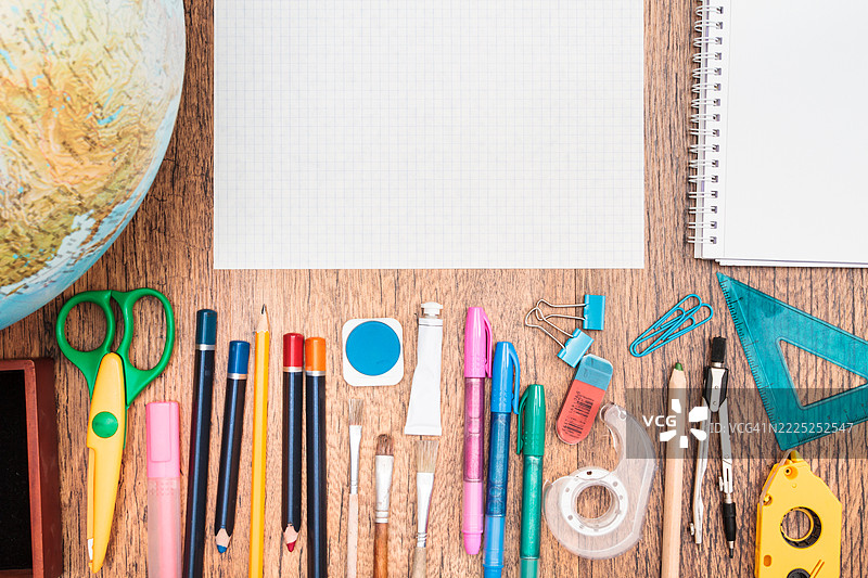 木桌上的学校用品和空白纸张，波兰图片素材