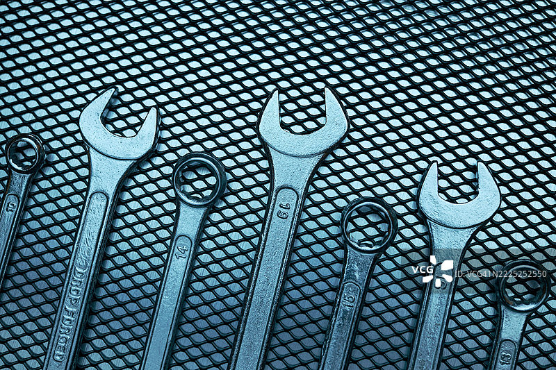 一套镀铬扳手放在钢表面上 维修用的机械工具 修理硬件工具，波兰图片素材