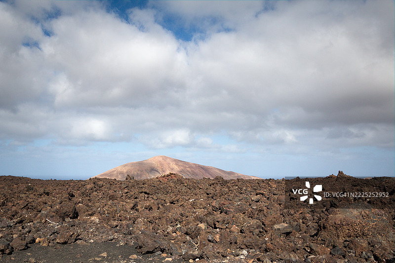 西班牙加那利群岛蒂纳霍的沙漠美景与天空相映成趣图片素材
