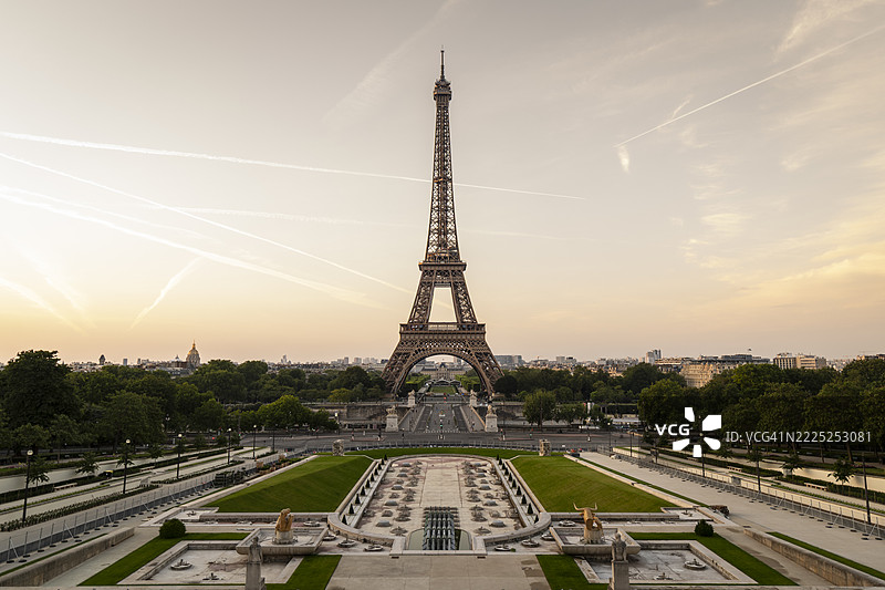 巴黎，法国，埃菲尔铁塔的高角度视图与天空相映。图片素材