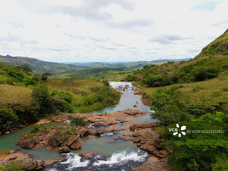 树木环绕下的河流美景，背景是天空，位于巴拿马的圣弗朗西斯科，维拉瓜斯。图片素材