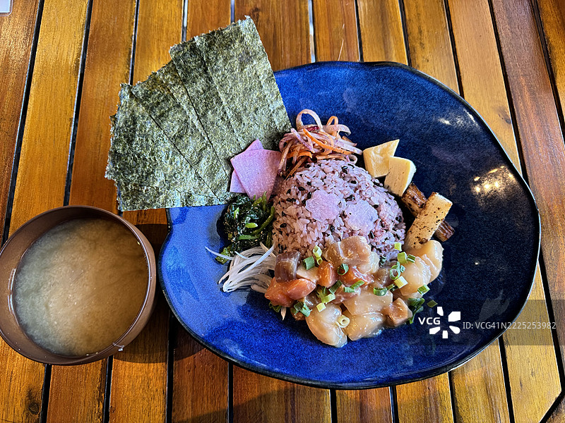 高角度视图的餐点摆放在桌子上，北海道洞爷湖，日本图片素材