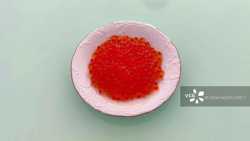 精美摆盘的美味鲜红鱼子酱图片素材