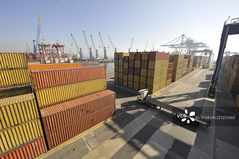 码头上色彩斑斓的大型货运集装箱群图片素材