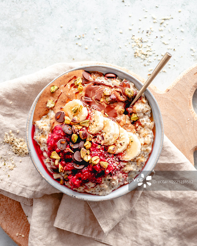 奇亚籽燕麦碗，配花生酱、果酱和开心果图片素材
