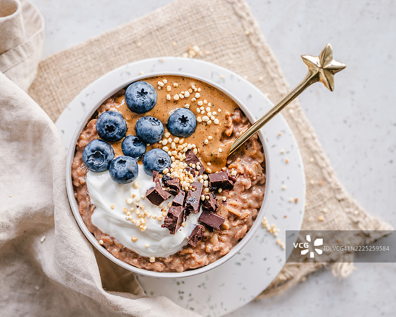 可可燕麦碗配料丰富图片素材