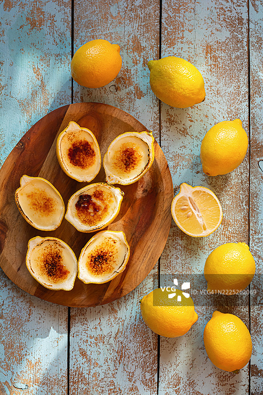 柠檬波塞特甜点奶油。用新鲜柠檬皮烘焙的奶油甜点，分成小份上桌。图片素材