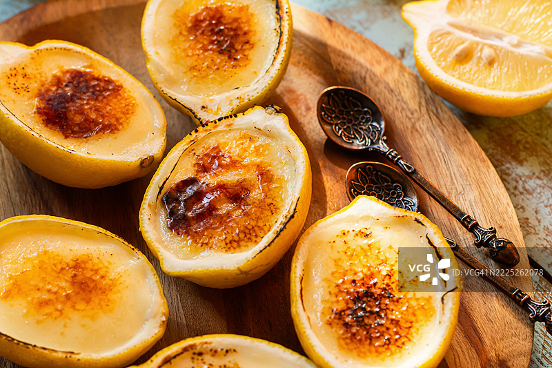 柠檬波塞特甜点奶油。用新鲜柠檬皮烘焙的奶油甜点，分成小份上桌。图片素材