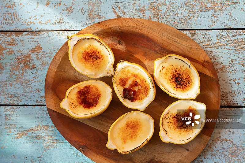 柠檬波塞特甜点奶油。用新鲜柠檬皮烘焙的奶油甜点，分成小份上桌。图片素材