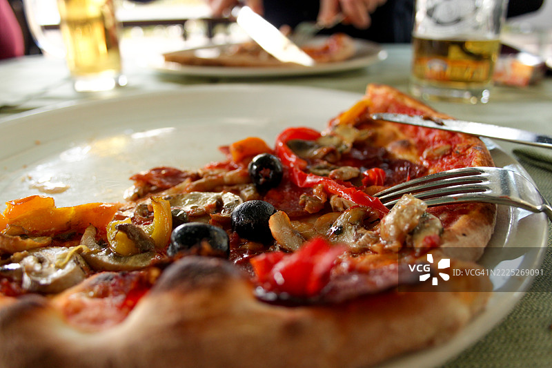 盘子里的披萨特写图片素材