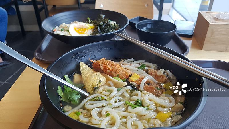 碗里的汤特写放在桌子上图片素材