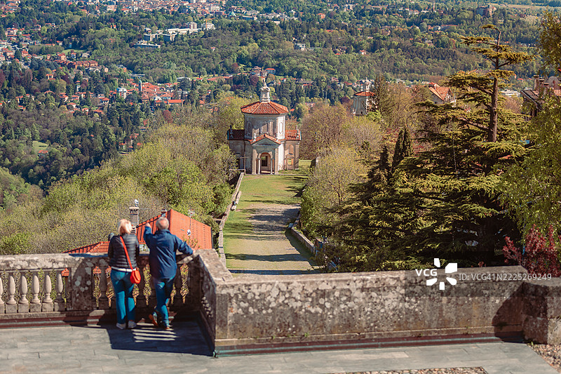 游客在瓦雷泽圣山上漫步图片素材