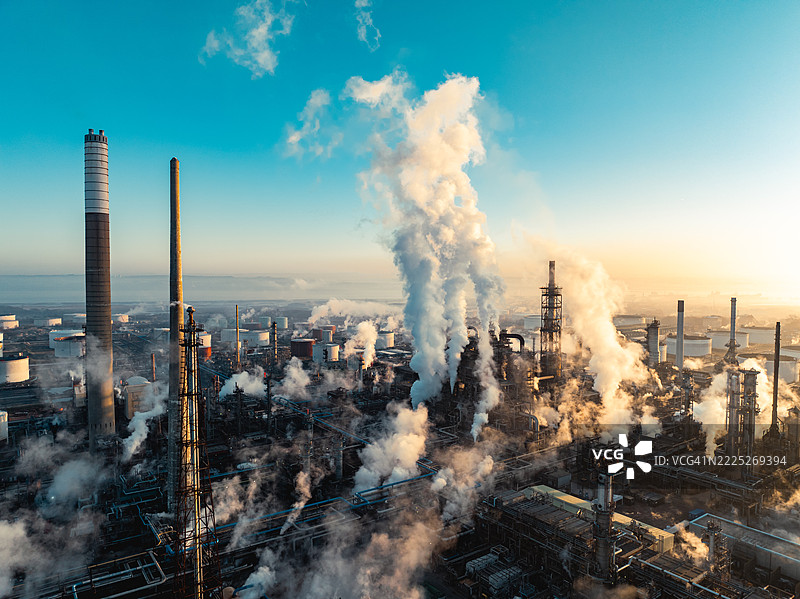 日出时的炼油厂：工业力量和能源生产的鸟瞰图图片素材