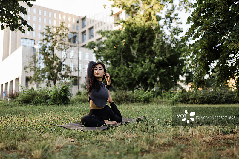 年轻的运动型中国女性在户外锻炼图片素材
