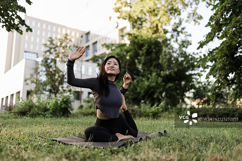 年轻的运动型中国女性在户外锻炼图片素材