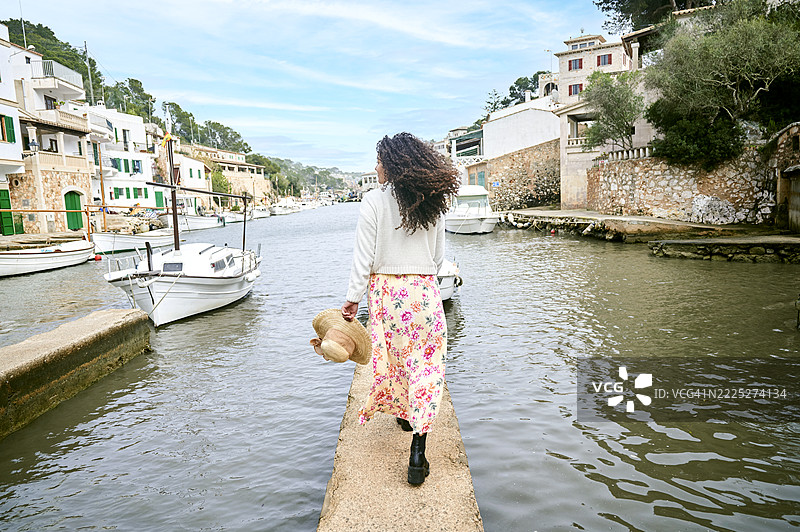 游客在西班牙巴利阿里群岛马约卡的卡拉菲格拉散步图片素材