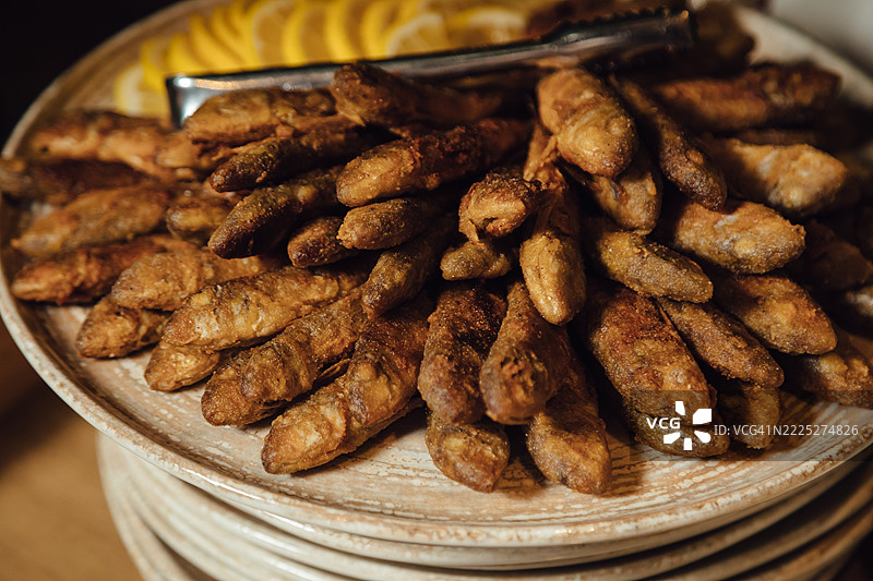 整条油炸红鲷鱼图片素材