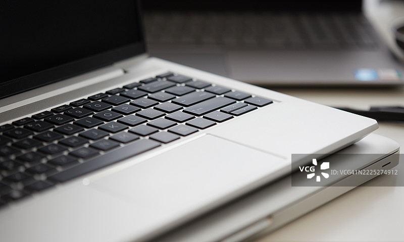 损坏的笔记本电脑图片素材