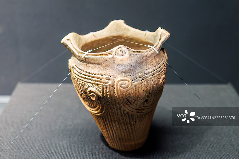它基于约5000年前的绳文时代的火焰陶器，是日本的国宝。图片素材