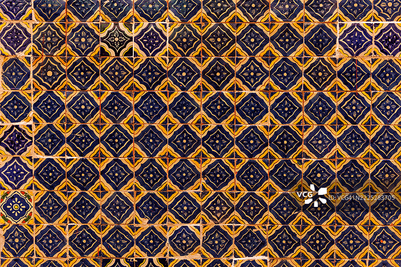 背景由蓝色、橙色和黄色的几何设计彩色图案瓷砖组成图片素材