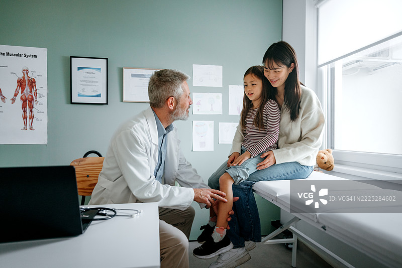 医生在医疗办公室为年轻女孩进行检查图片素材