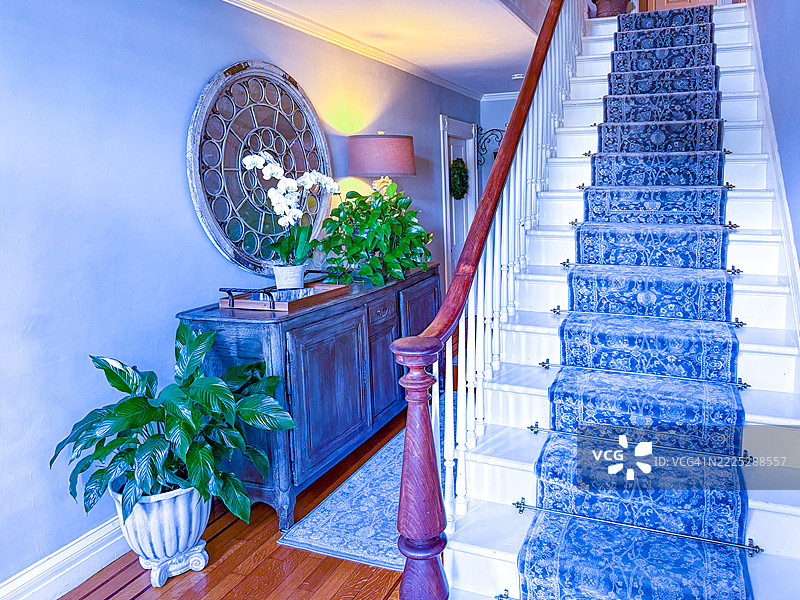 汤普森山的沃森精品民宿的楼梯和家具图片素材