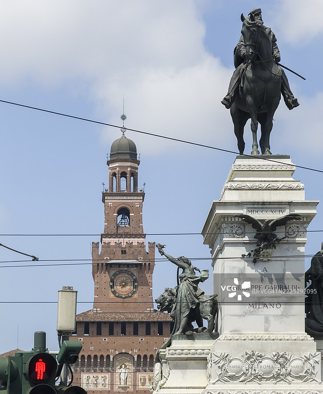斯福尔扎城堡前的加里波第纪念碑图片素材