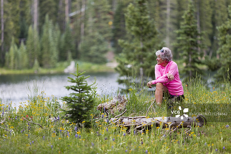 一位肢体残疾的女性在大自然中行走图片素材