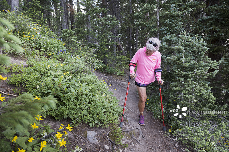 一位肢体残疾的女性在大自然中行走图片素材