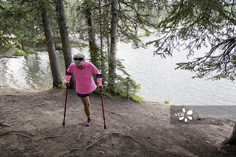 一位肢体残疾的女性在大自然中行走图片素材