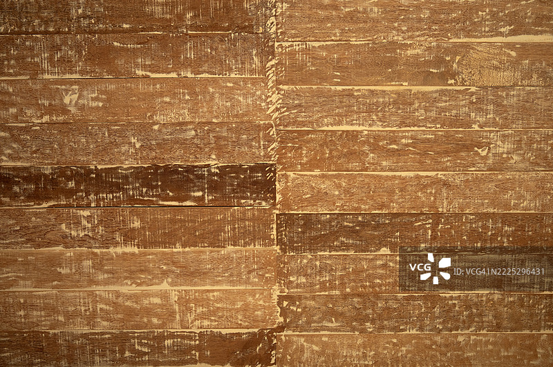 这张图片展示了一种带有纹理的棕色木地板。图片素材