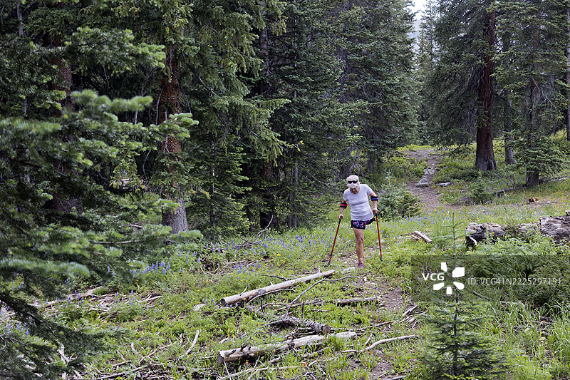 一位肢体残疾的女性在大自然中行走图片素材