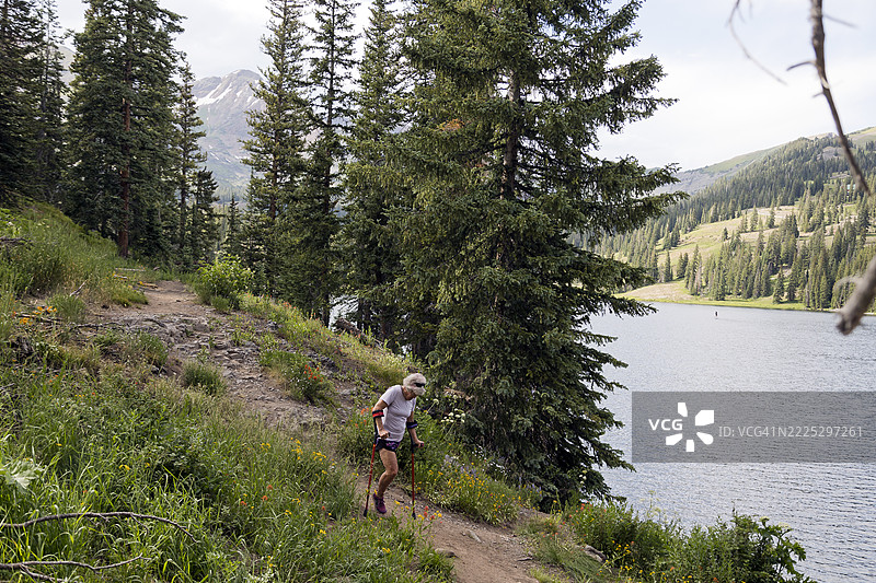 一位肢体残疾的女性在大自然中行走图片素材