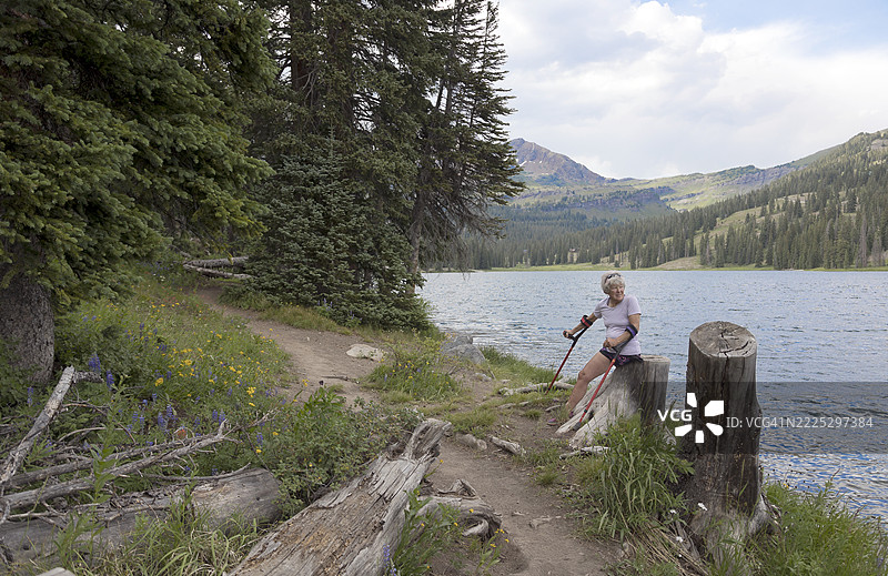一位肢体残疾的女性在大自然中行走图片素材