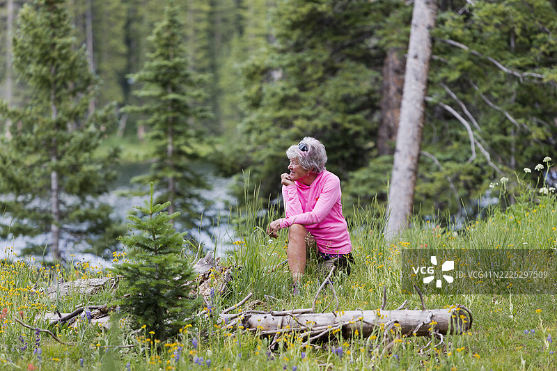 一位肢体残疾的女性在大自然中行走图片素材