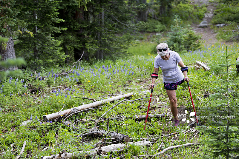 一位肢体残疾的女性在大自然中行走图片素材