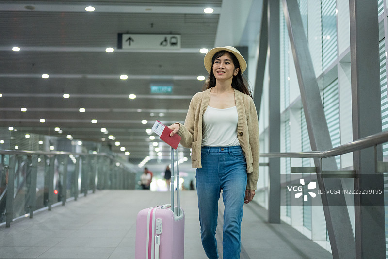 旅程从航站楼开始图片素材