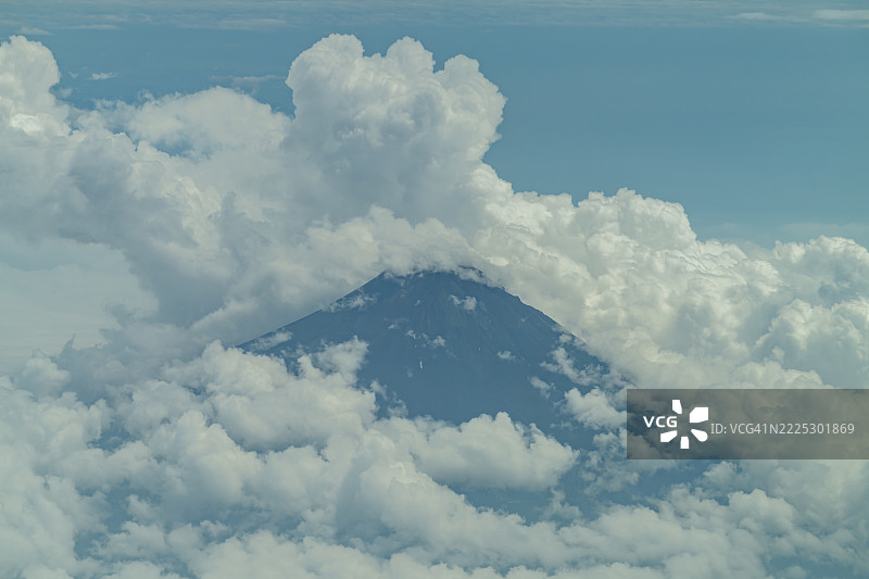 从飞机上俯瞰日本山梨县富士山上空的夏季云彩图片素材