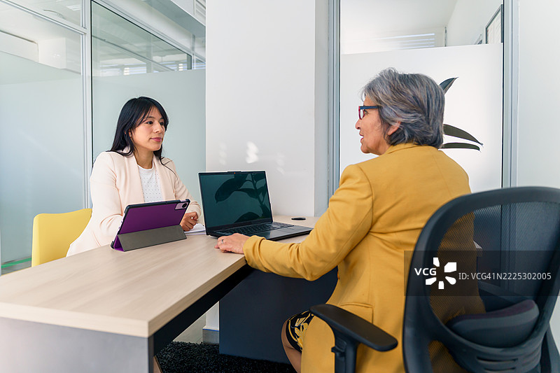 拉丁美洲的资深女商人与年轻女商人举行会议图片素材